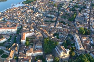 Vue de montgolfière de l'église Saint-Pierre, de la ville de Mâcon et de l'esplanade Lamartine en bord de Saône