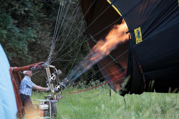 Brûleur de la montgolfière en action