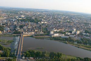 Pont de Loire, cathédrale Saint-Cyr et Sainte-Julitte et Palais Ducal à bord du ballon Arlequin