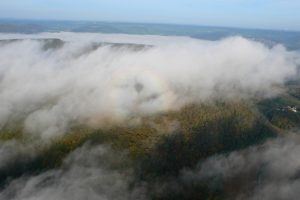 Vol en montgolfière au-dessus des nuages