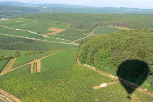 Vol en Montgolfière au-dessus des Climats du Vignoble de Bourgogne près de Savigny-les-Beaune