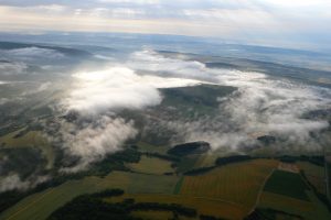 En montgolfière au-dessus des brumes matinales