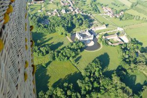 Vol en montgolfière au-dessus du château de Sully en Bourgogne