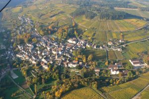 Vol en montgolfière au-dessus de Pernand-Vergelesses et la Colline de Corton