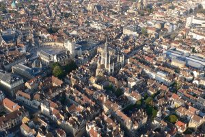 En montgolfière au-dessus du Palais Ducal et de la Cathédrale Notre-Dame à Dijon