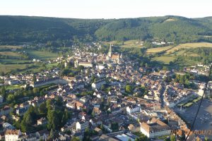 Promenade en montgolfière au-dessus d'Autun et de la cathédrale Saint-Lazare