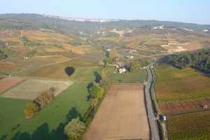 Ombre de la montgolfière dans la vallée avec les falaises de Saint-Romain