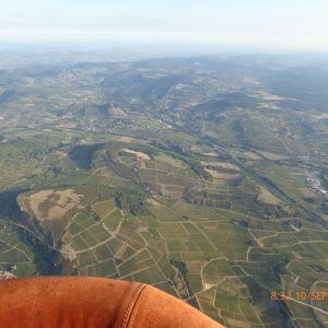 [:fr]Survol des roches de Solutré, de Vergisson et du vignoble mâconnais. [:]