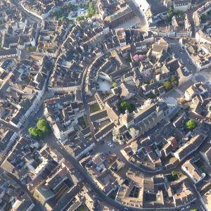 En montgolfière au-dessus de la Collégiale Notre-Dame